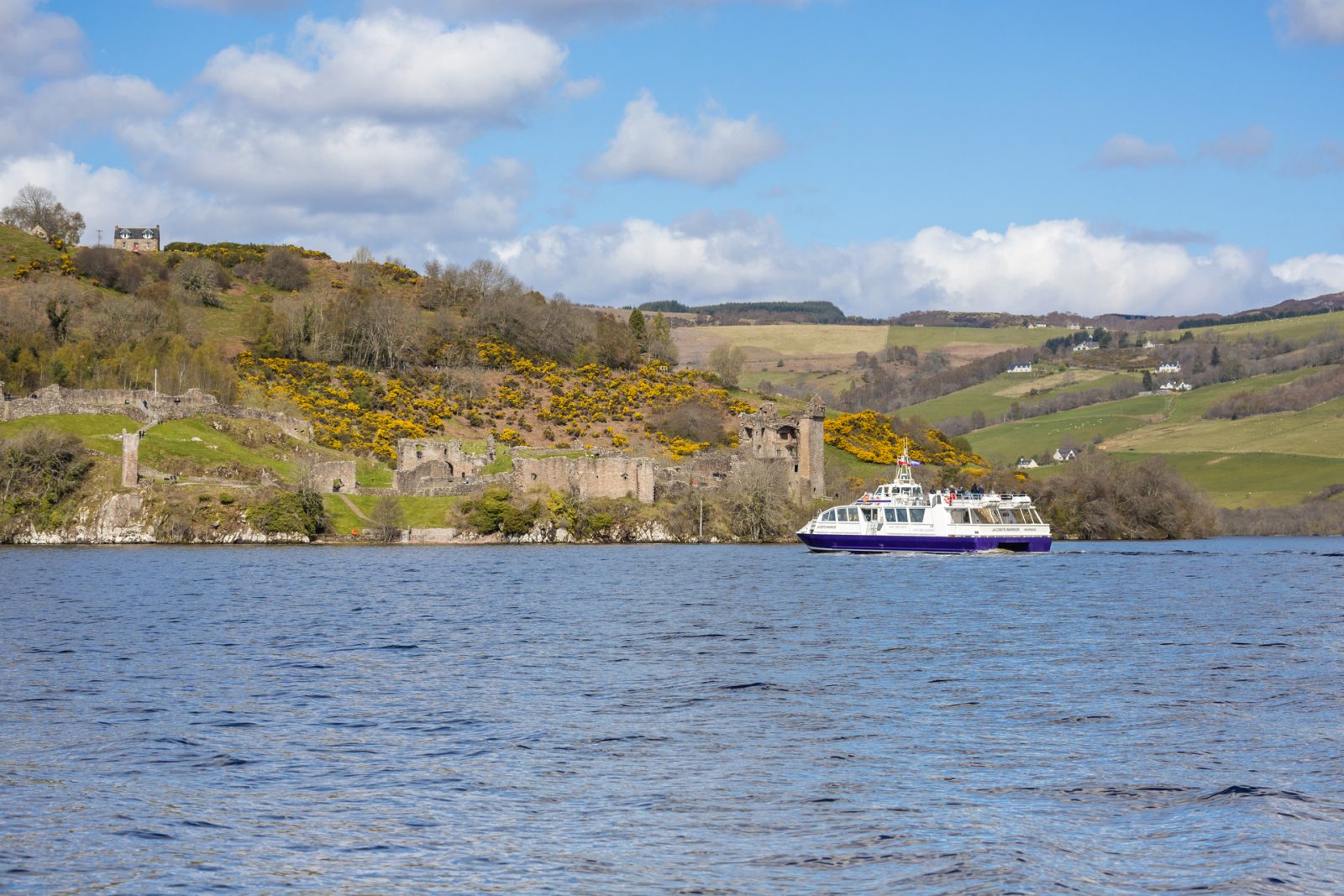 Business Travel Arbeitsanreize in Schottland - Cruise boat auf dem Loch Ness